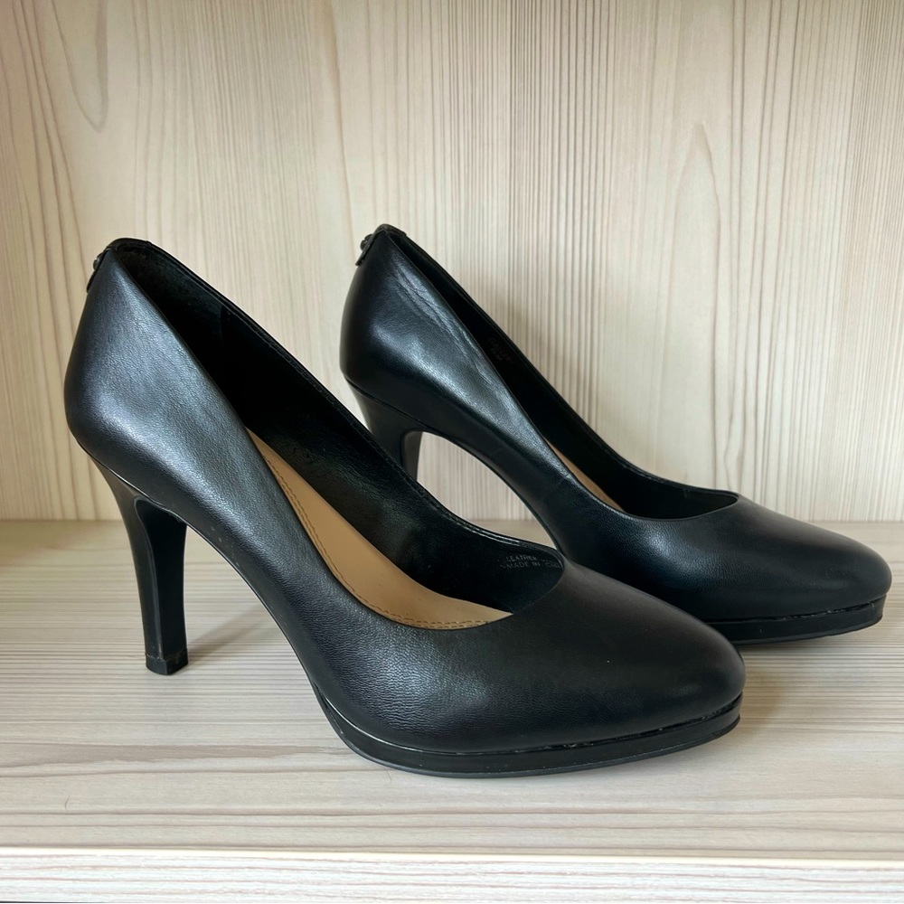 Size 7.5 Leather Tahari Black Pump